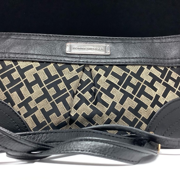 Tommy Hilfiger Crossbody preloved but in great condition - Picture 3 of 4